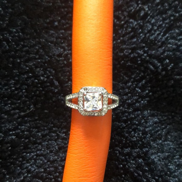 Gorgeous Princess Cut Cubic Zirconia Ring 💍 - Picture 4 of 9